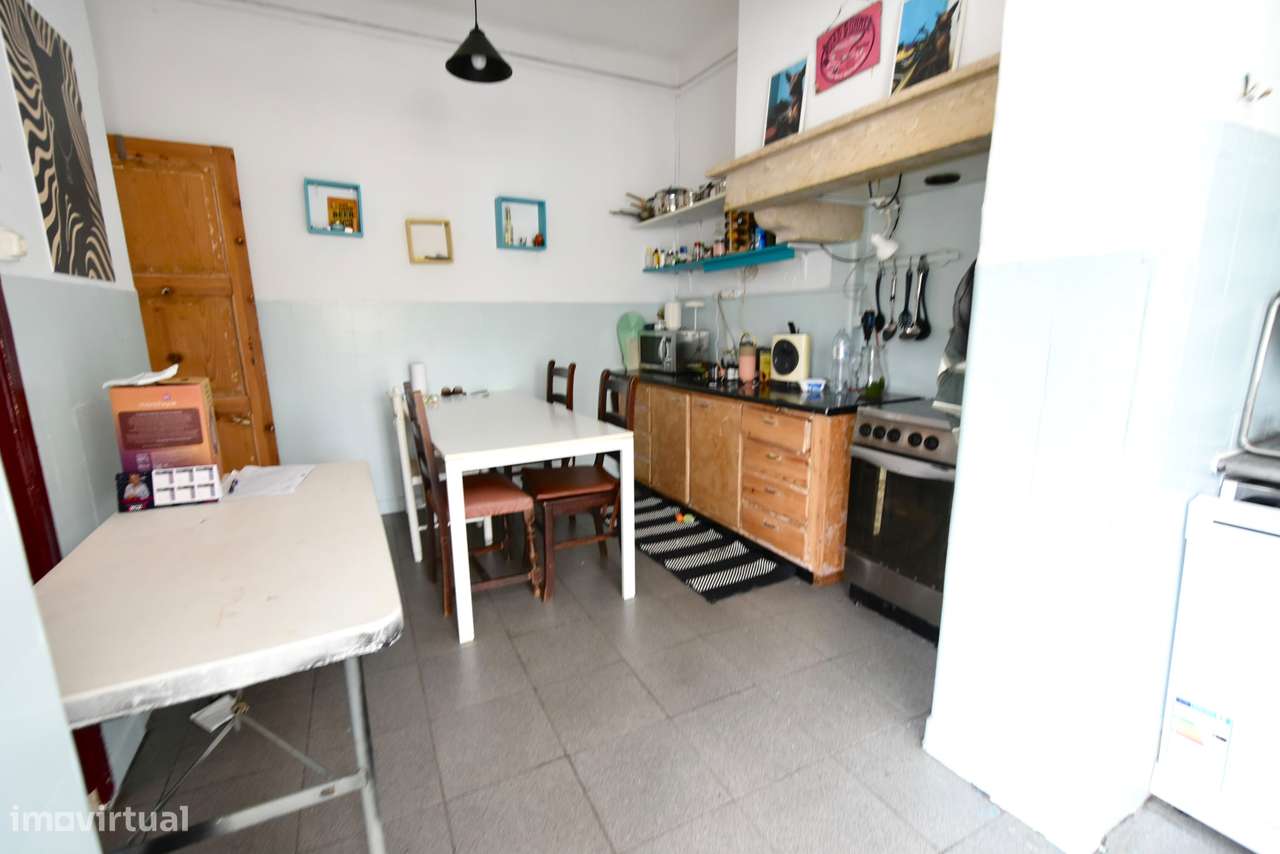 Moradia T4 Geminada com Excelente Espaço Exterior em Algueirão-14