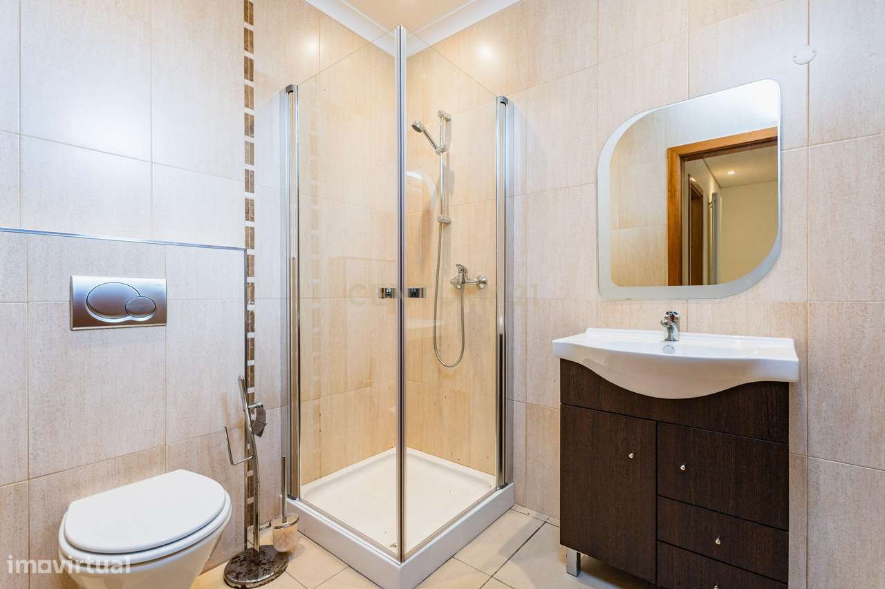 Moradia Exclusiva com Piscina, Jardim e Áreas Amplas-31