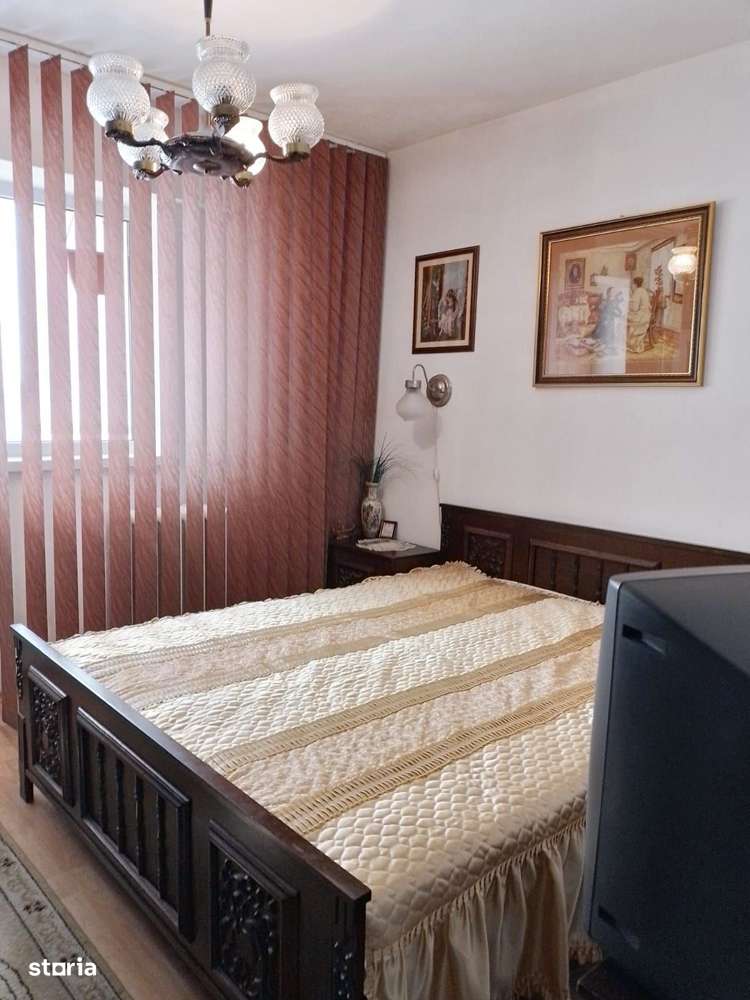 Apartament cu 3 camere, decomandat, zona Republicii-3