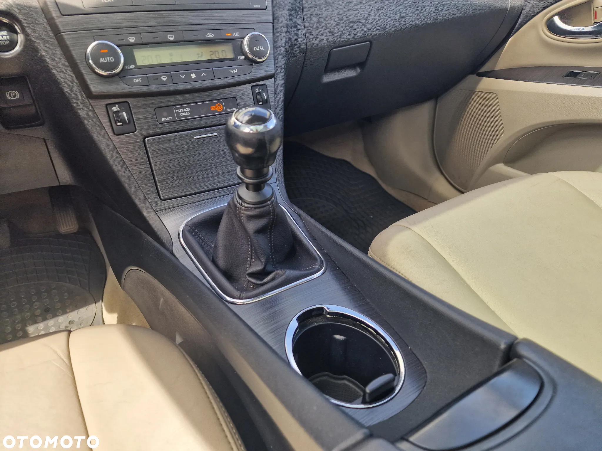 Toyota Avensis 2.0 Prestige - 16