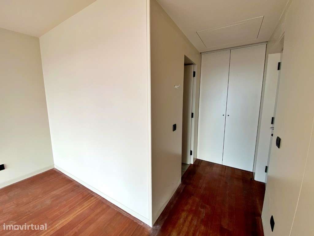 Moradia com elevador no centro da Trofa-18