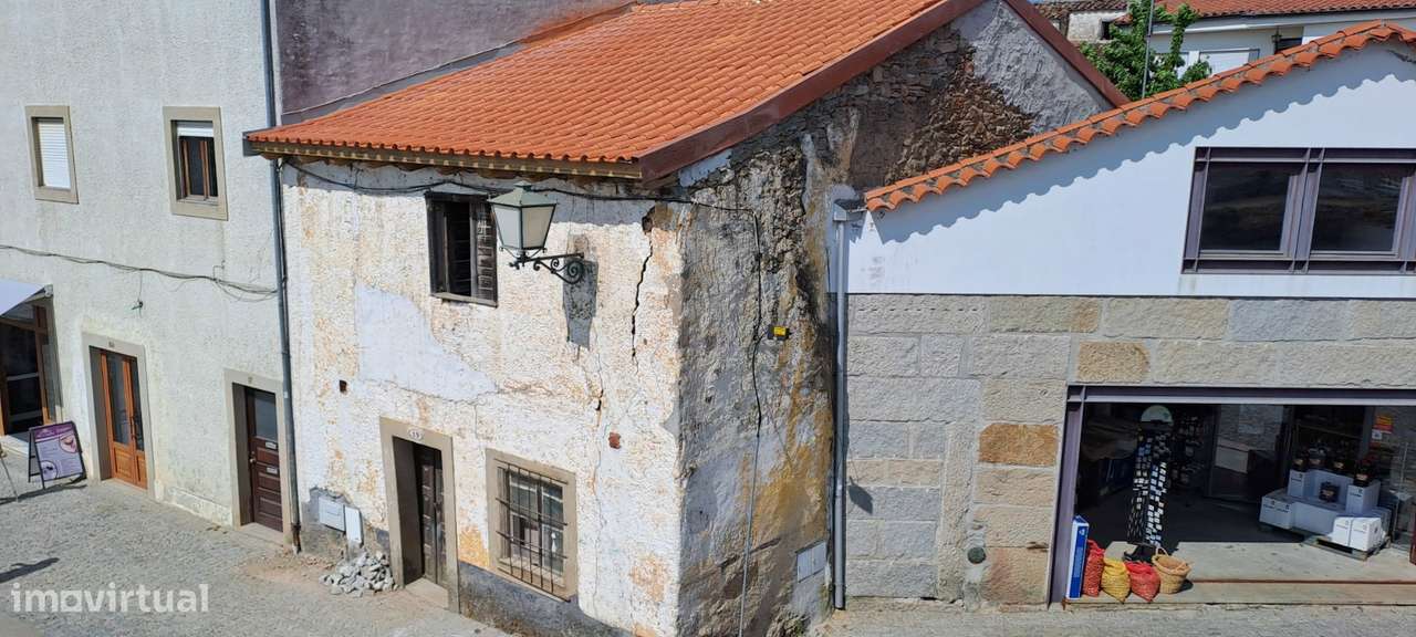 Moradia para Restaurar, zona histórica de Miranda do Douro-16