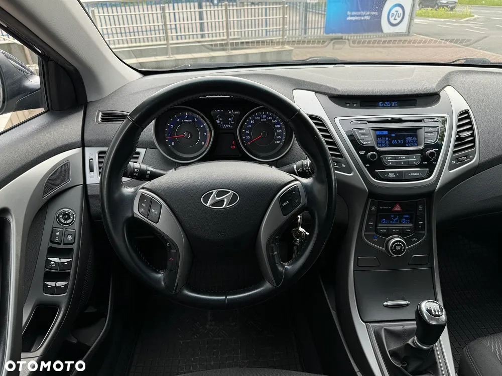 Hyundai Elantra 1.6 Comfort - 12