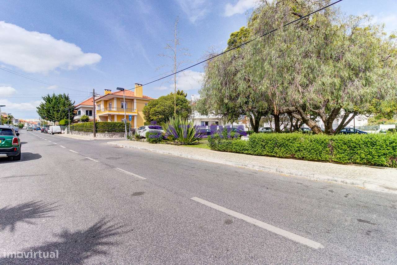 Moradia Independente T5 em Linda-a-Velha-53