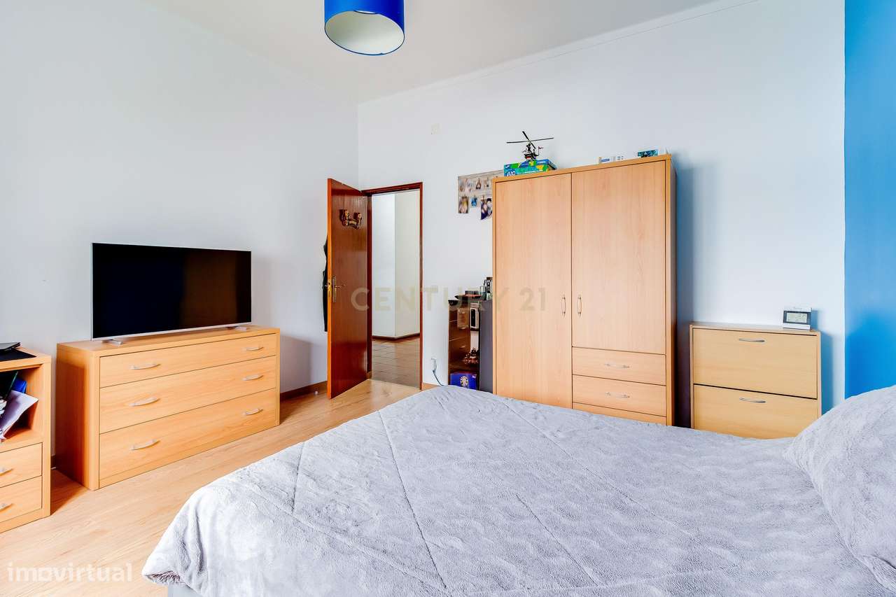 Prédio com 2 apartamentos+garagem+terreno-28