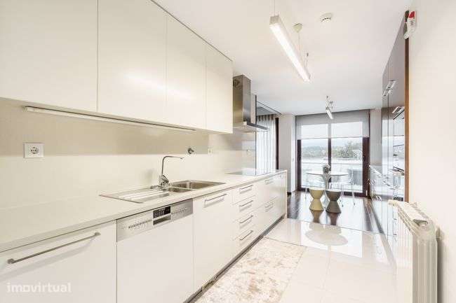 Exclusiva Moradia Individual Moderna e Luxuosa-7