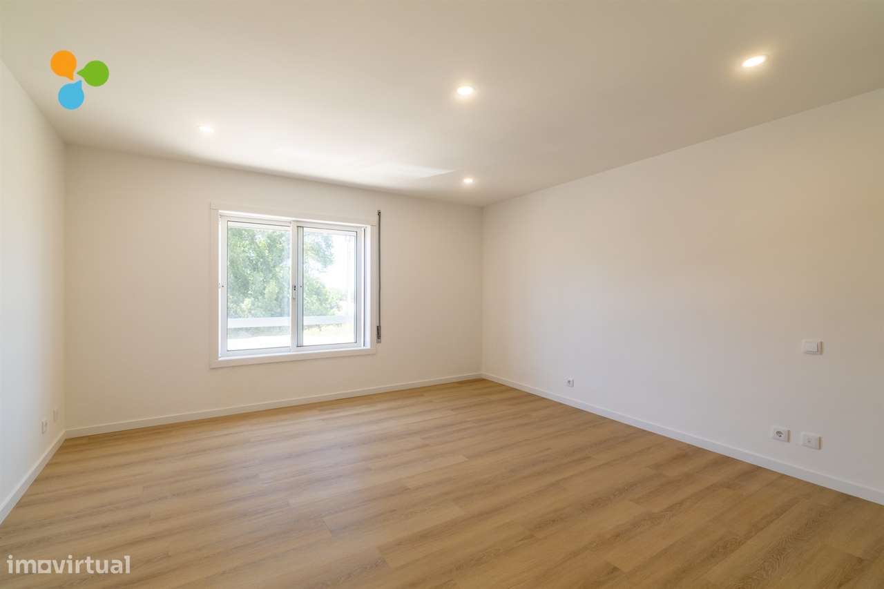 Apartamento T3 c/ Box e varanda, junto às faculdades-8