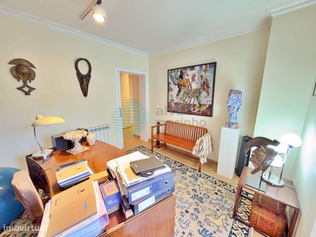 Apartamento T5, com 3 varandas, 2 lugares de estacionamento e Arrec...-9