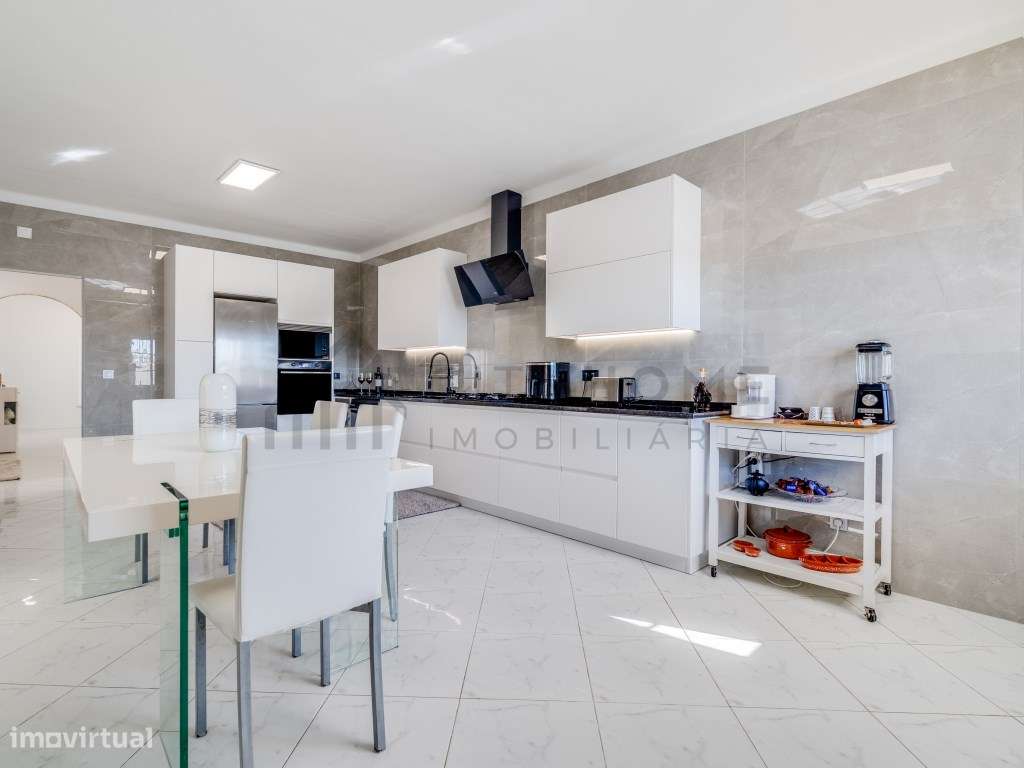 Moradia T3 com piscina e garagem em Lagoa-10