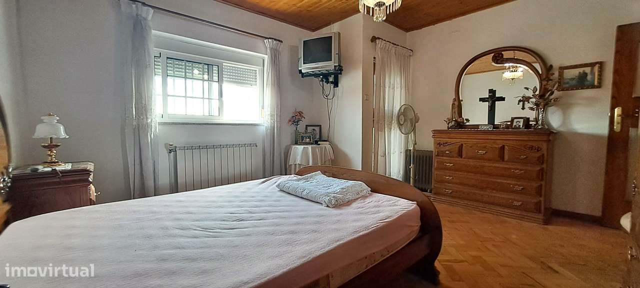 Moradia T5 com garagem e jardim em Miranda do Douro-22