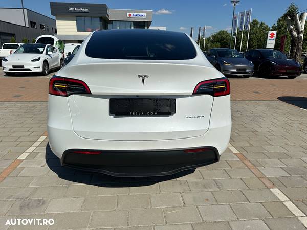 Tesla Model Y - 4