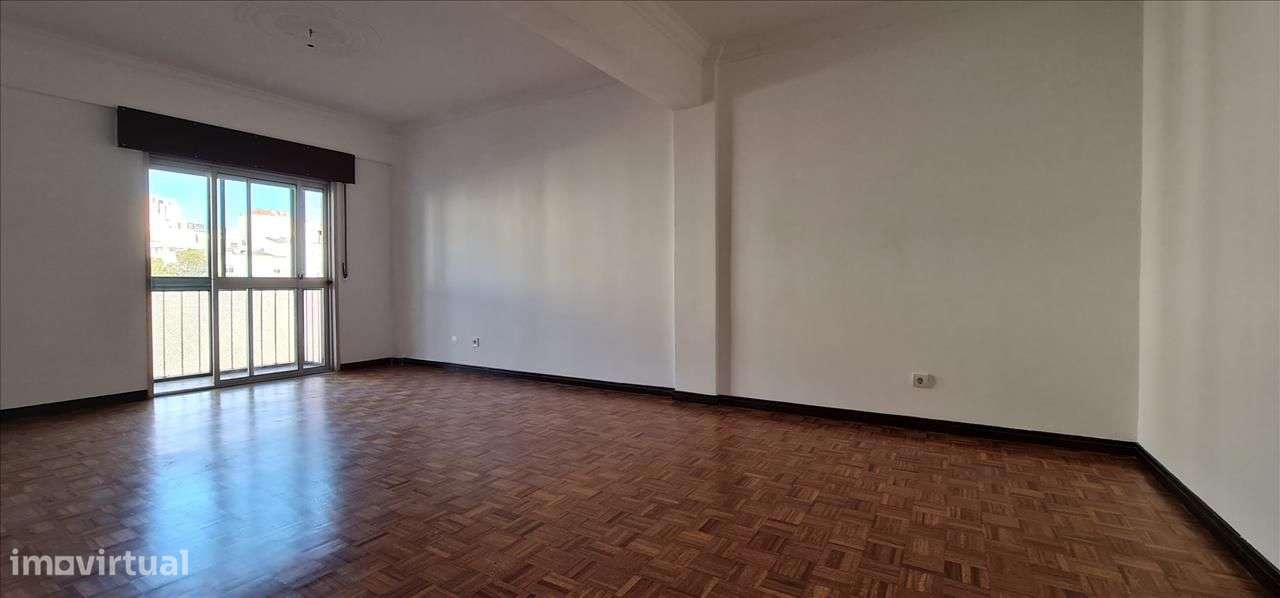 Apartamento T2 com Boa Exposição Solar em Rio de Mouro-2