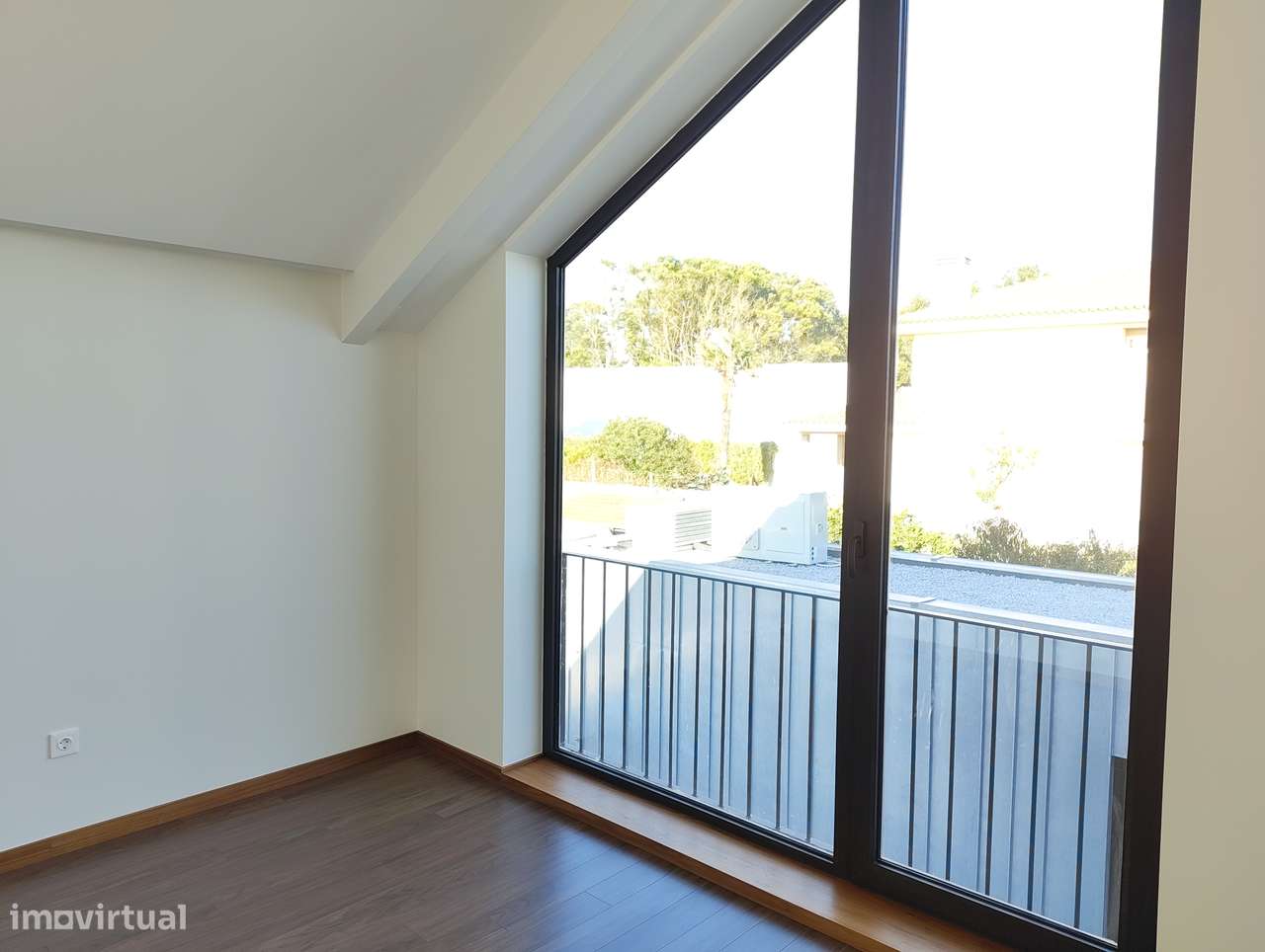 Moradia T5 com piscina e jardim em Canidelo-31