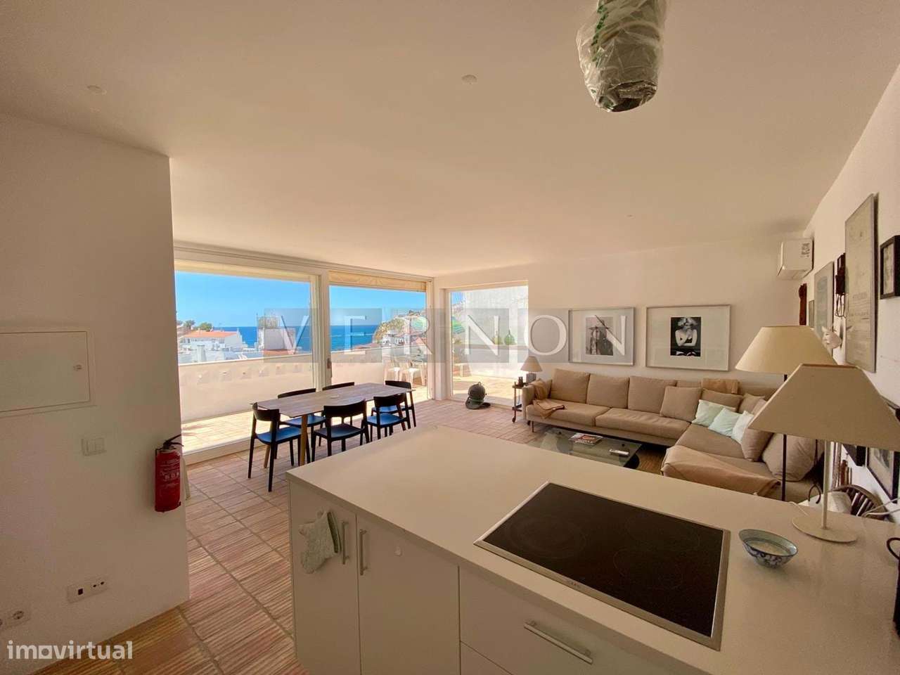Moradia Moderna Renovada com Vista Mar e Rooftop no Centro de Carvoeir-24