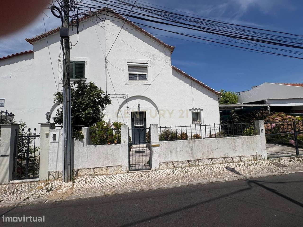 Moradia Geminada em Almada com Estacionamento e Luz Natural-6