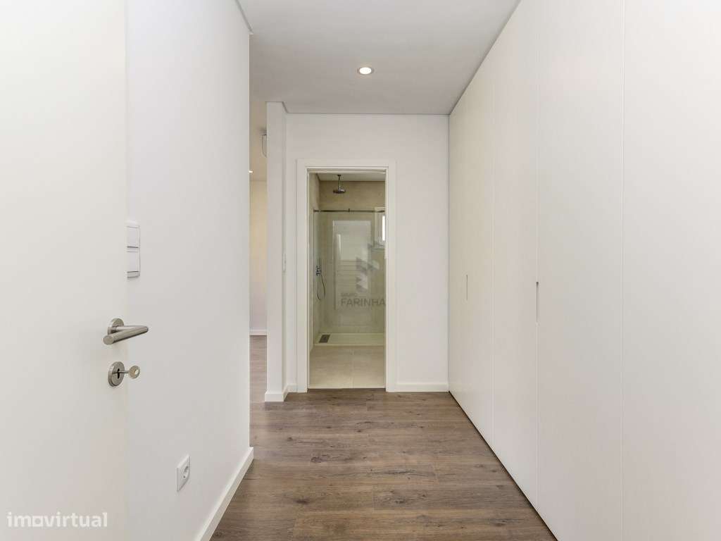 MORADIA T4 NOVA
Famões, moradia independente V4+1 nova com Jardim,...-23