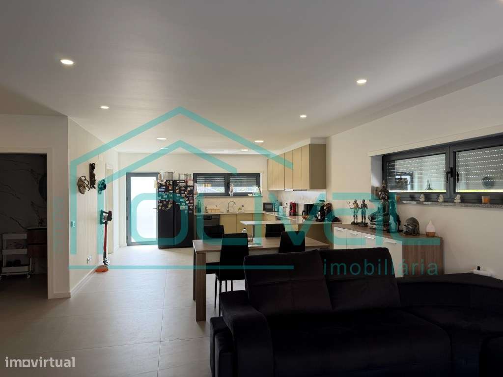 Moradia de Rês do Chão e primeiro andar com garagem na Cave e Logra...-6
