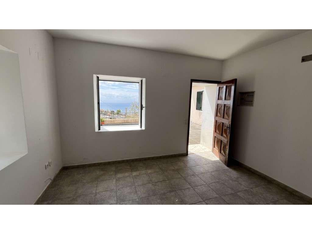 Moradia T2 com terreno de 432 m² no Funchal-8