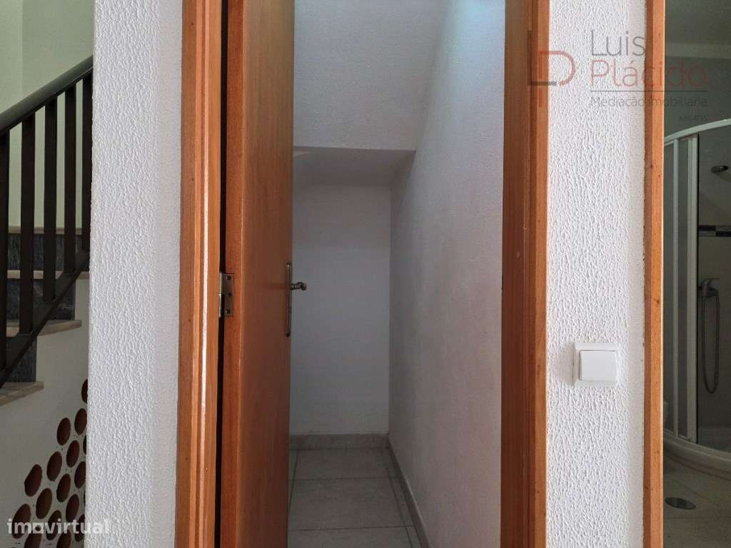 Moradia com 5 Quartos c/ Garagem + Anexo T1-13