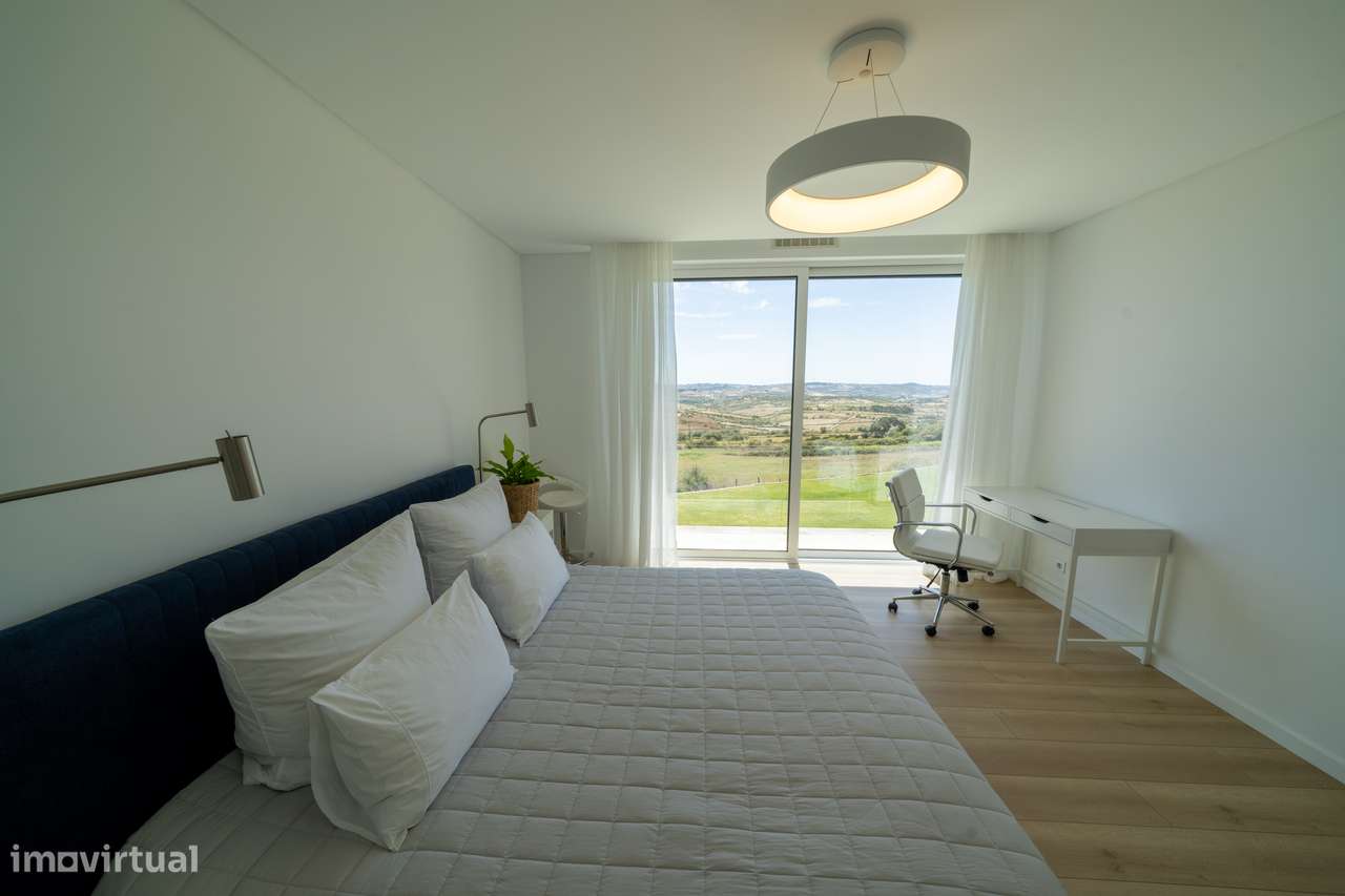 Moradia independente à venda na Estrada Velha da Avessada, 2665-9