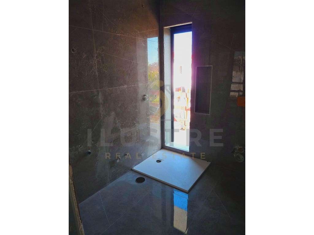 Moradia isolada com áreas generosas e piscina nos Foros da Amora-15