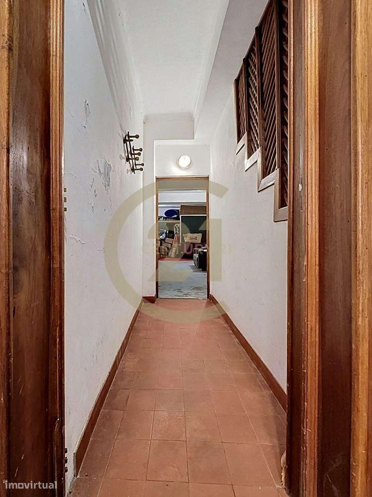 Moradia com Espaço Comercial no Coração de Angra do Heroísmo – Uma Opo-11