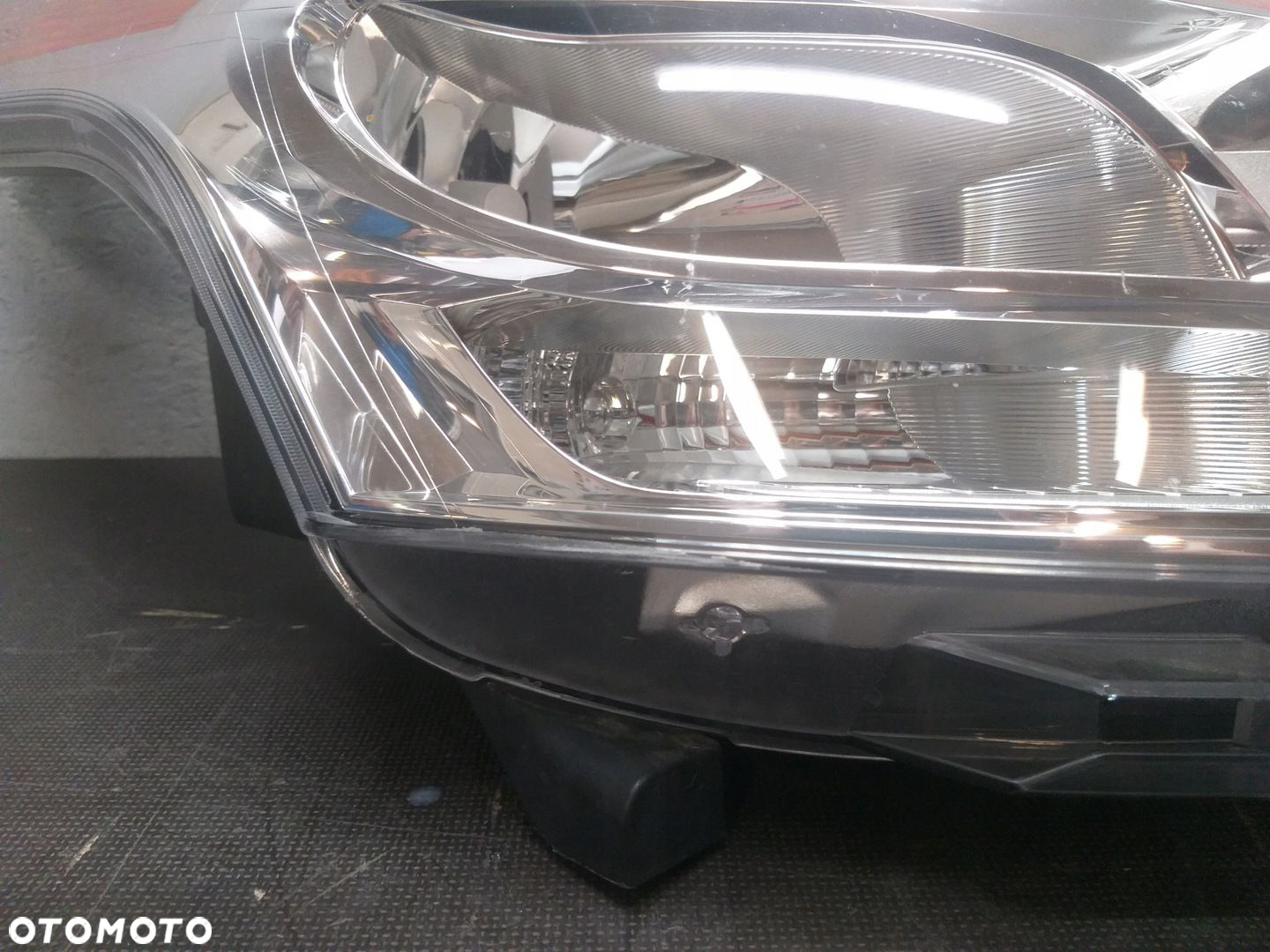 LAMPA PRZÓD PRAWA CITROEN C3 PICASSO 9681806180 - 2