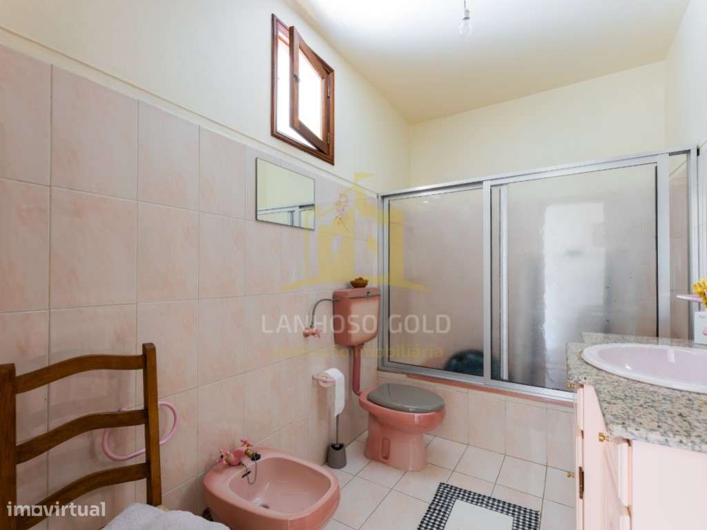 Moradia T6 em Lanhoso - Espaço, Conforto e Versatilidade-14