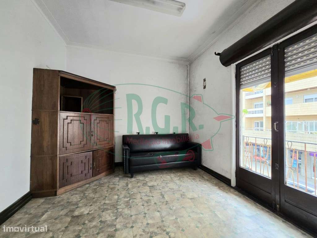 INVESTIMENTO - T5 Entrada Independente | Garagem | Peq. Quintal | C...-8