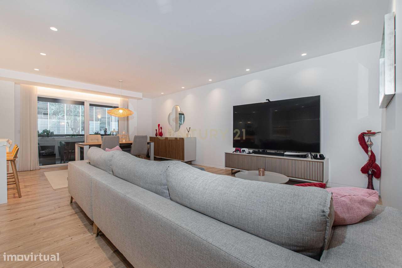 T4 Exclusivo com Terraço e Box para 2 Carros no Jardim da Amoreira-2