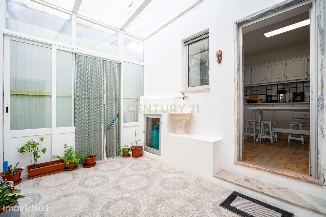 MORADIA TÉRREA T3 + SÓTÃO A 10 MINUTOS DA CIDADE-23