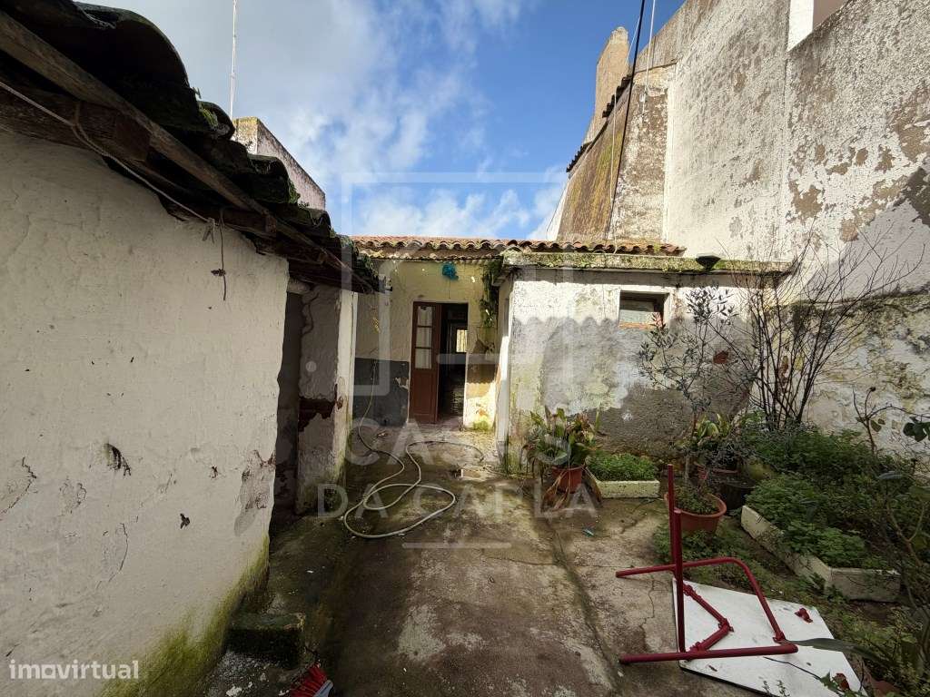 Moradia T4 com quintal e garagem em Cuba para obras-18