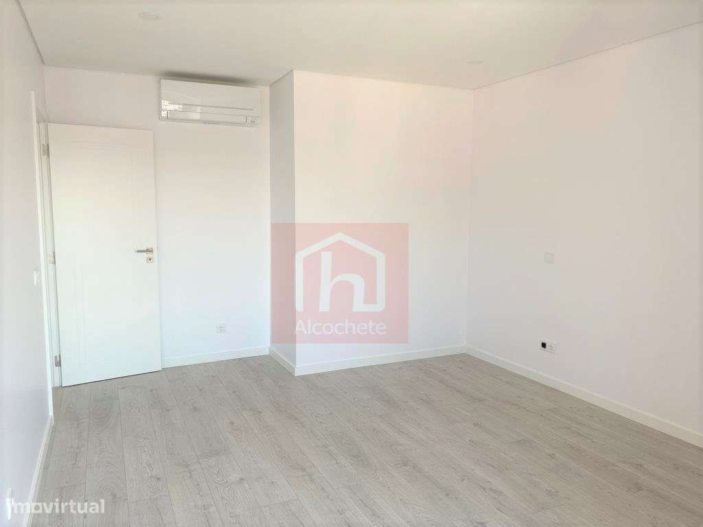 Apartamento T4 Duplex com garagem box no centro de Alcochete-8