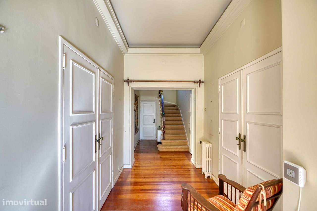 Moradia para recuperar no centro do Estoril, com piscina e vista mar-16