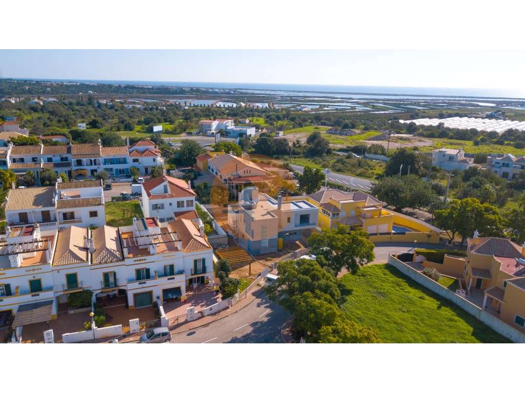 Moradia Isolada V4 com Piscina em Construção-30