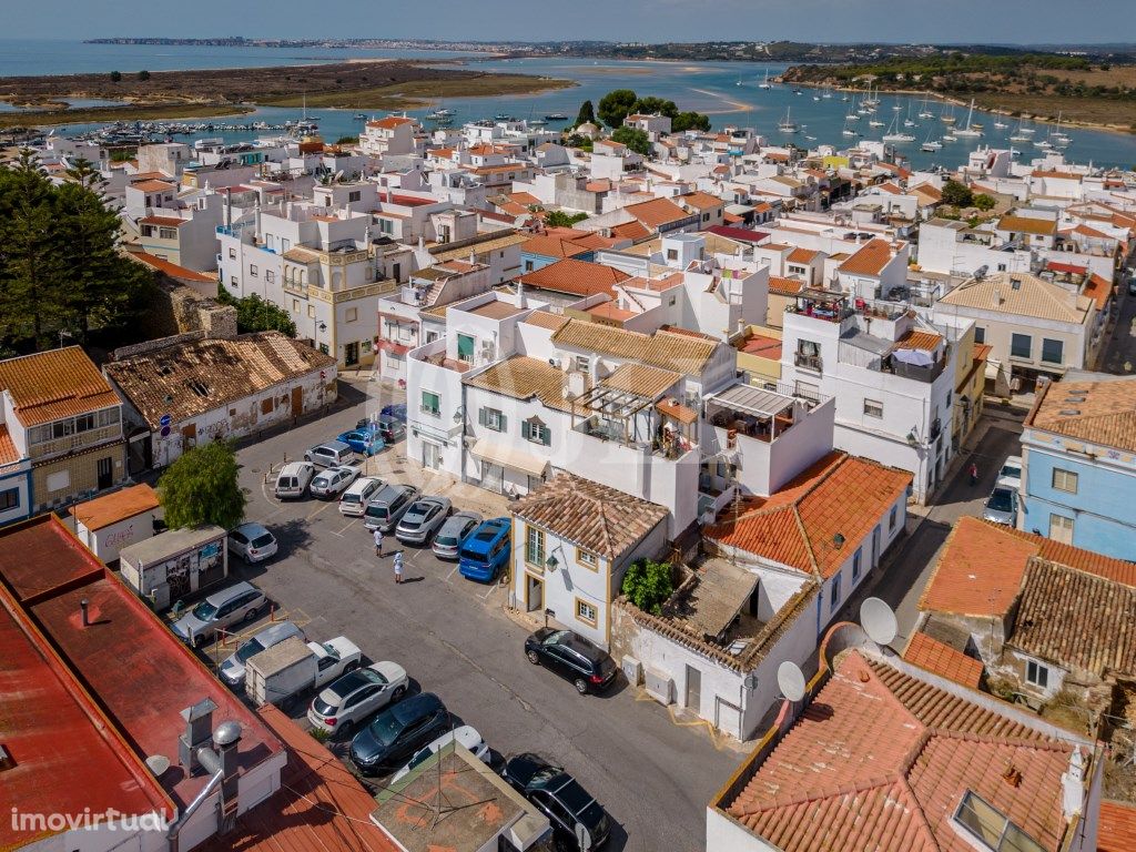 Conjunto de dois prédios renovados, em Alvor, Algarve