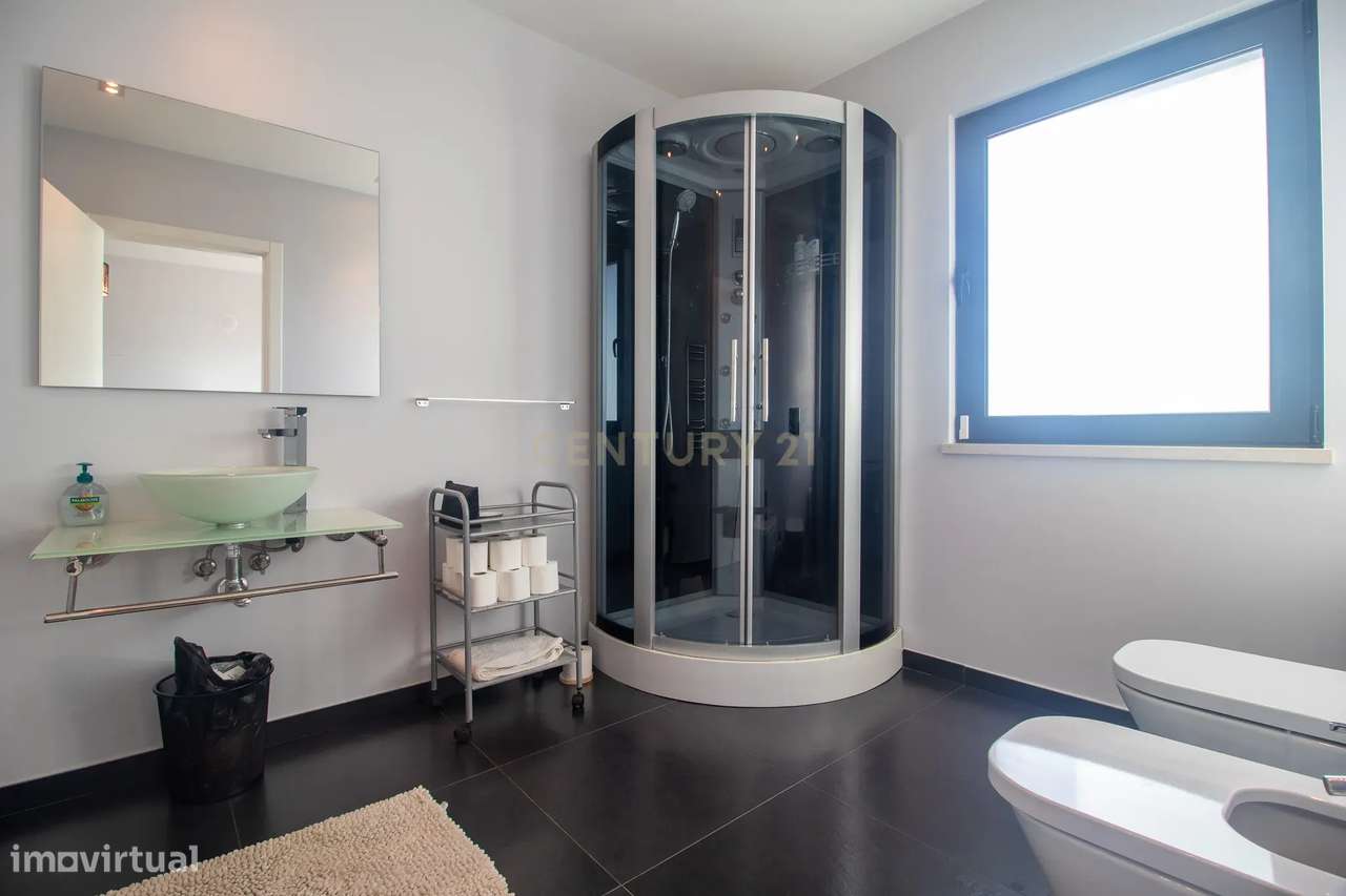 Viva o Luxo à Beira-Mar: Moradia Espetacular T5 com Piscina na Deslumb-47