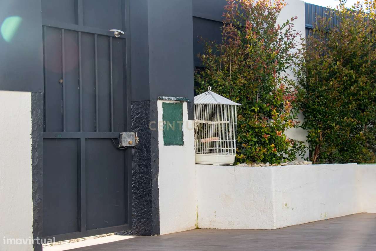 Vivendo o Sonho: Luxuosa Moradia T5 em Albarraque com Espaço de Lazer-16