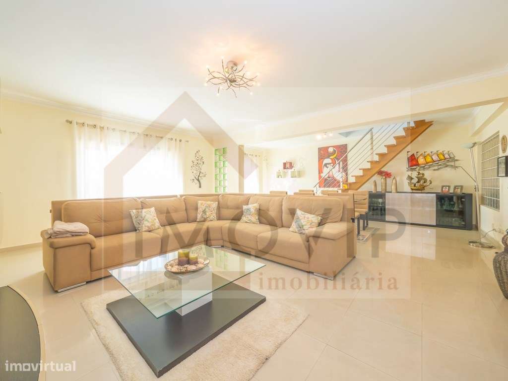 Excelente T4 no Pinhal Novo - OPORTUNIDADE!-0