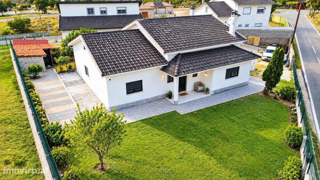 Moradia Isolada T5 com Garagem e Forno Tradicional-0
