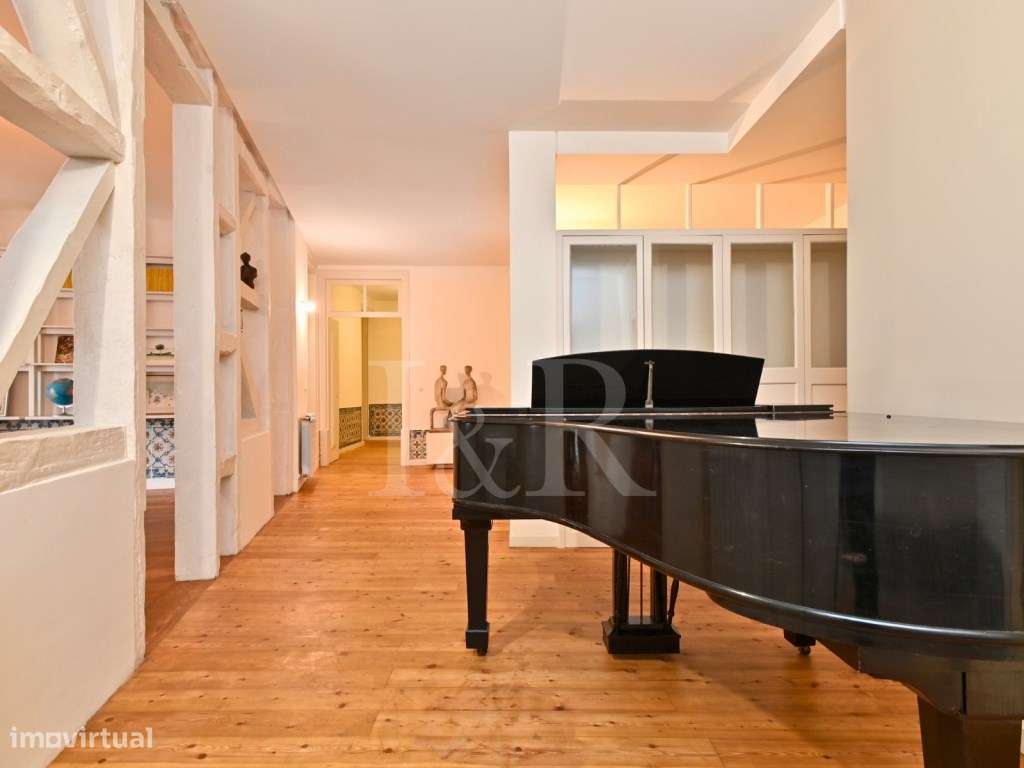 Apartamento T3 renovado no centro histórico de Lisboa-16