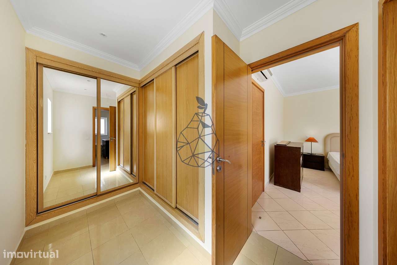 Moradia T5 com Piscina Privada, Jardim e 5 Suites em Montechoro, Albuf-28