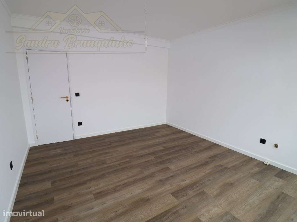 Apartamento T2 RENOVADO em Santa Cruz-17