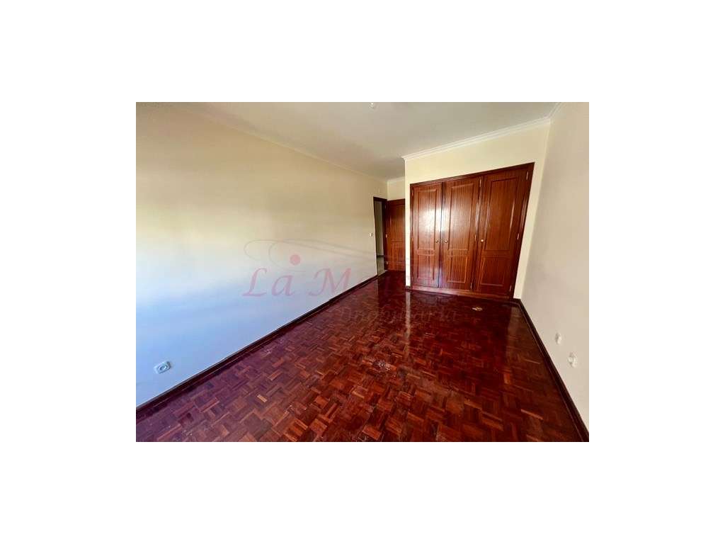 Apartamento T2 com parqueamento em Algueirão - Mem Martins-16