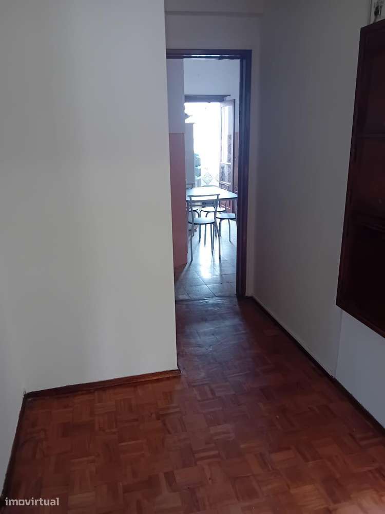 Apartamento T2 em Águas Livres – Amadora (ocupado indevidamente)-8