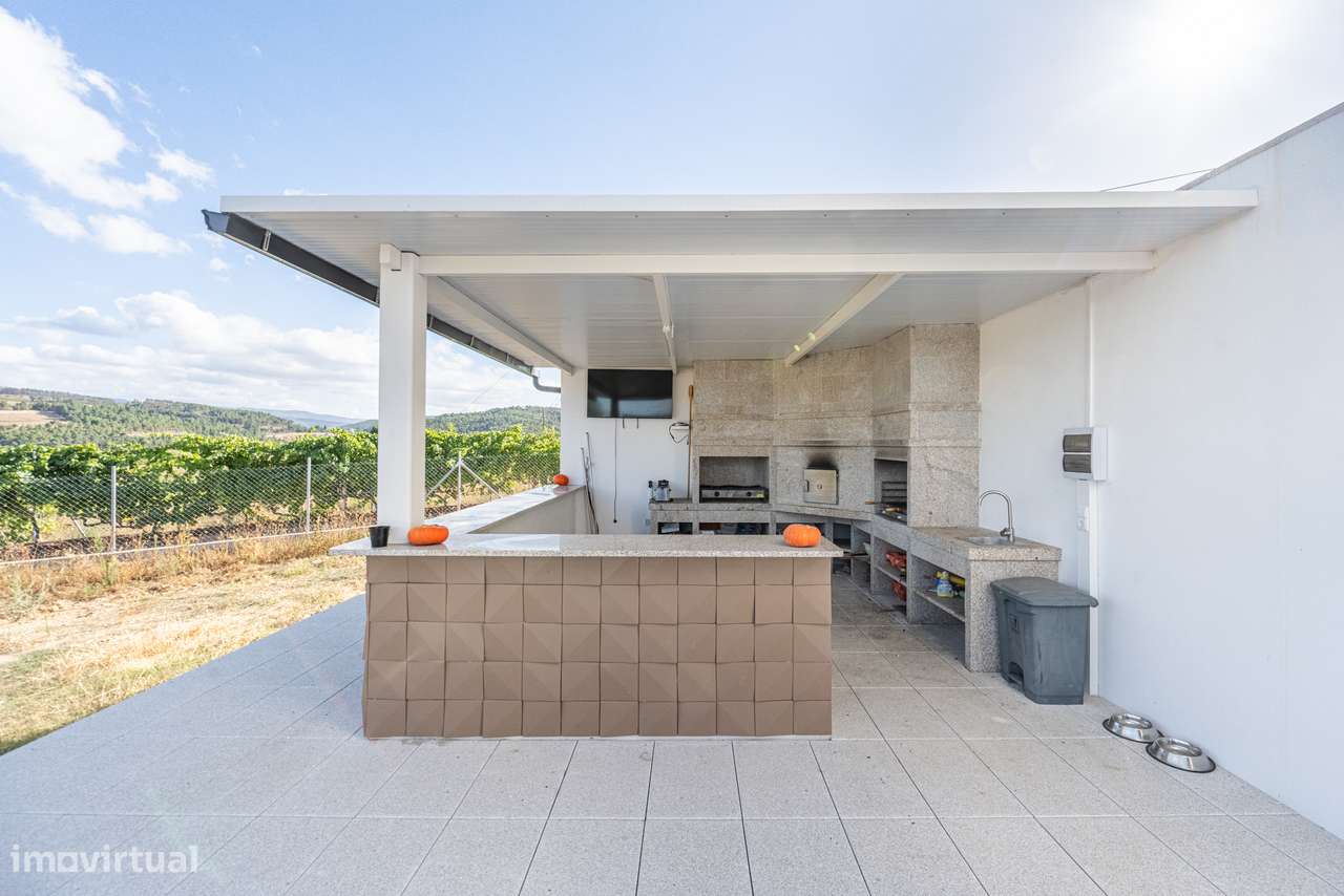 Moradia T4 semi-nova c/ 4 suites-27