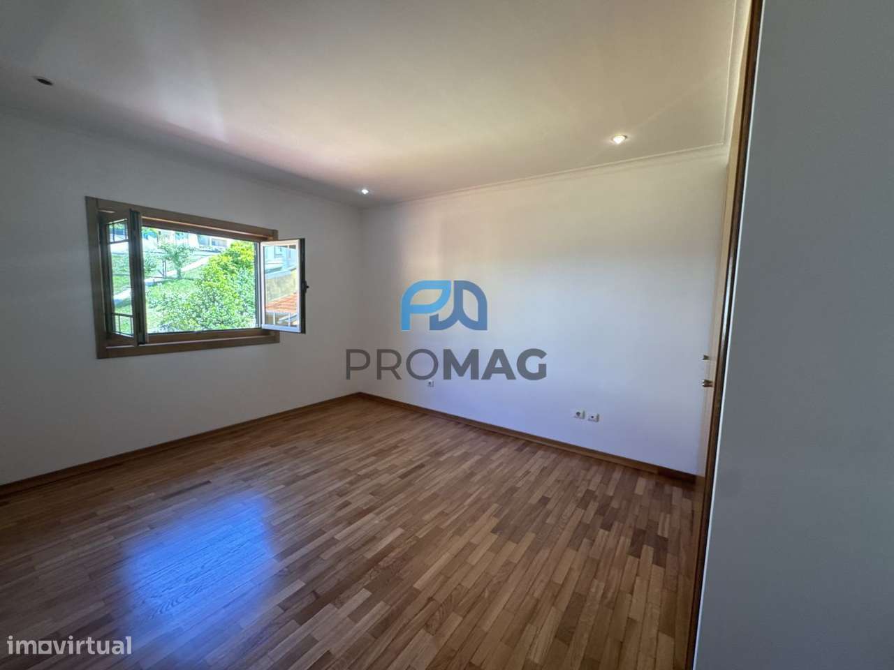 Espaço, luz e conforto em MORADIA T5 - AMARANTE-41