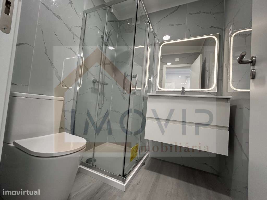 Apartamento T4 Totalmente Remodelado na Amora-17