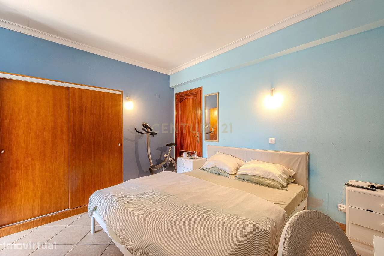 Moradia T2 Geminada C/ 2 Apartamentos Independentes e 238 M2 de Área E-31