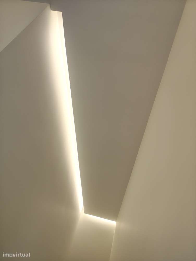 Moradia T4 com piscina, garagem e jardim em Canidelo-17